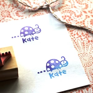 Tampon prénom personnalisé pour filles // Cadeau d'anniversaire pour filles // Tampon d'anniversaire coccinelle/cadeau de baby shower // Tampon en caoutchouc sculpté à la main par HS