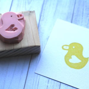 Timbro in gomma a forma di paperella di gomma // Timbro a forma di paperella di gomma // Timbro a forma di paperella portafortuna // Timbro in gomma per baby shower // Anatroccolo // intagliato a mano e realizzato a mano da HS