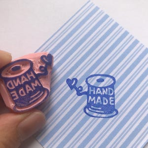 Garnrollenstempel//Handgenähter Stempel// Näherin//Stickerei//Garnrolle Gummistempel//Handgeschnitztes Stempelgummi von Happie stamps