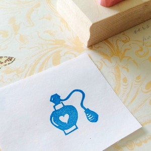 Timbro in gomma vintage per bottiglia di profumo // Timbro in gomma per bottiglia di vetro // Timbro per trucco // Regalo per ragazze // Intagliato a mano da Happie Stamps
