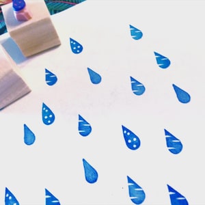 Set di mini timbri in gomma a forma di goccia d'acqua//timbro in gomma a forma di goccia di pioggia//goccia di olio essenziale/monitoraggio dell'acqua//monitoraggio del ciclo mestruale//intagliato e confezionato a mano da HS