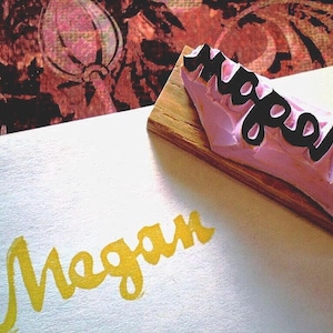 Tampon prénom personnalisé//Tampon prénom personnalisé/Cadeau d'anniversaire personnalisé//Cadeau pour enfant//Sculpté et fabriqué à la main par Happie Stamps