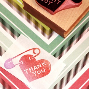 Timbro di gomma di ringraziamento //Timbro di ringraziamento a forma di cuore //Timbro con spilla da balia //Timbro aziendale //Intagliato e realizzato a mano da Happie Stamps