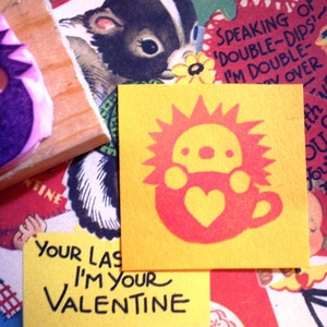 Sello de goma de San Valentín // Sello de erizo // Sello de puercoespín // Sello de taza // Tallado y elaborado a mano por Happie Stamps