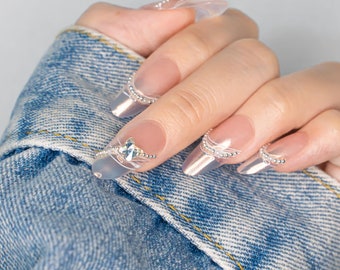 Unghie con punta francese argentata/Unghie a farfalla con eleganti perline trasparenti argentate/Unghie a mandorla per feste e matrimoni/Nail art glamour/N29