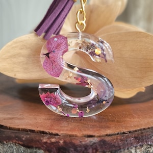 Schlüsselanhänger mit Trockenblumen | Buchstaben | Geschenkidee | Resin | Anhänger | Buchstabenanhänger | Epoxidharz | Blattgold