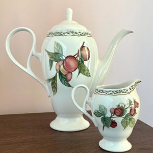 Noritake Fine Porcelaine Tea or Coffee Pot with Creamer