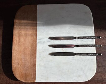 Tagliere per salumi in marmo di Carrara e legno di acacia con coltelli per formaggio placcati in argento
