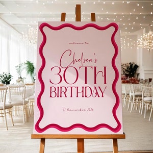 Op de afbeelding: Een roze en rood welkomsbord met een golvende rand. Het bord staat er: "Welkom bij Chelsea's 30th Birthday 11 November 2026".