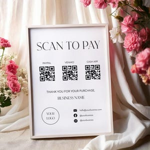 Puede incluir: Un cartel blanco con texto negro que dice "SCAN TO PAY". El cartel tiene tres códigos QR para PayPal, Venmo y Cash App. El cartel también incluye el texto "THANK YOU FOR YOUR PURCHASE, BUSINESS NAME" y un espacio reservado para el logotipo. El cartel también incluye la información de contacto del negocio.