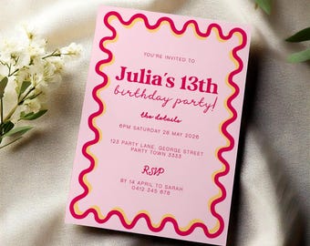 Pode incluir: Convite para uma festa de aniversário rosa com uma borda ondulada vermelha e amarela. O convite diz "You're invited to Julia's 13th birthday party!" e inclui os detalhes: 6PM sábado 28 de maio de 2026, 123 Party Lane, George Street, Party Town 3333. RSVP até 14 de abril para Sarah, 0412 345 678.