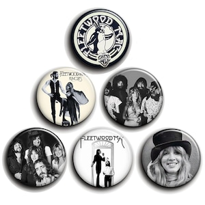 Peut inclure: Ensemble de six badges ronds avec des images en noir et blanc du groupe Fleetwood Mac. Les badges présentent des membres du groupe, des pochettes d'album et le logo du groupe.
