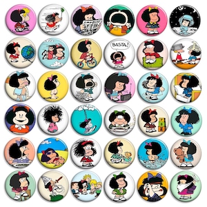 May include: A selection of circular pin badges showcasing the cartoon character Mafalda in diverse scenarios. The badges have a shiny surface and are in various colours, including pink, blue, yellow, and green.