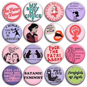 Könnte beinhalten: Eine Sammlung von sechzehn runden feministischen Buttons mit verschiedenen Designs und Texten. Die Buttons zeigen Slogans wie "My Body My Choice", "The Future is Female" und "Satanic Feminist". Farben sind Pink, Lila und Weiß.