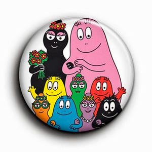 Op de afbeelding: Een ronde button met een groep kleurrijke cartoonfiguren. De figuren omvatten een roze figuur, een zwarte figuur met bloemen en verschillende andere figuren in verschillende kleuren zoals geel, blauw en rood. De button heeft een witte achtergrond.