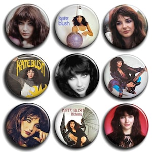 Puede incluir: Nueve botones redondos con imágenes de Kate Bush. Los botones muestran varios retratos y portadas de álbumes, con colores vibrantes y texto. Los botones están dispuestos en un patrón de cuadrícula sobre un fondo blanco.