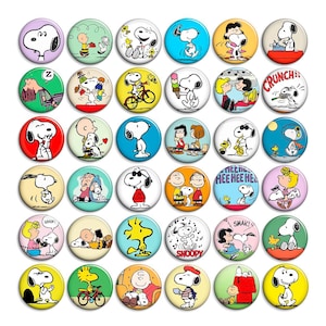 Puede incluir: Una colección de treinta y seis chapas redondas con diversas ilustraciones de los personajes de la tira cómica Peanuts, incluyendo a Snoopy, Charlie Brown y Woodstock, con algunos botones que muestran textos como CRUNCH, HEE HEE HEE y SMAK.