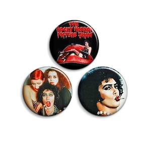 Könnte beinhalten: Drei runde Ansteckbuttons mit Bildern aus The Rocky Horror Picture Show. Ein Button zeigt den Filmtitel, ein weiterer zeigt eine Gruppe von Charakteren und der dritte zeigt einen rauchenden Charakter.