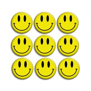 Op de afbeelding: Een set van negen ronde gele knopen gerangschikt in een drie-bij-drie raster. Elke knop is voorzien van een klassiek zwart smiley-gezicht met twee ovale ogen en een brede, omhoog gebogen mond, wat een uniform en consistent grafisch patroon vormt.