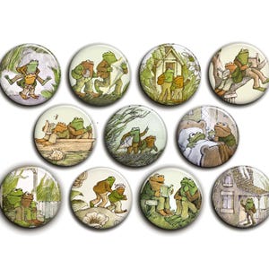 Op de afbeelding: Een verzameling van tien ronde buttonspins met illustraties van antropomorfe kikkers in verschillende scènes. Het kunstwerk is in vintage stijl, met zachte kleuren en gedetailleerde afbeeldingen van de kikkers in verschillende omgevingen.