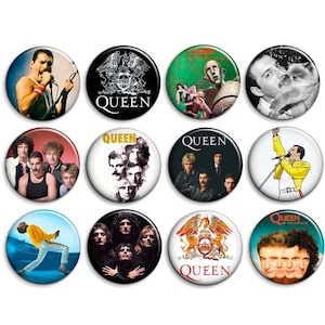 Peut inclure: Un ensemble de douze badges ronds représentant diverses images du groupe de rock Queen, incluant des portraits des membres, des photos de concert, le logo du groupe et des pochettes d'album avec le texte Queen sur plusieurs designs.