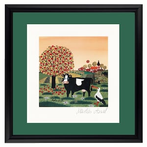 Könnte beinhalten: Ein gerahmter Druck eines Gemäldes, das eine schwarz-weiße Kuh zeigt, die auf einem Feld mit einem roten Apfelbaum steht, ein rotes Haus mit Dach im Hintergrund und ein weißer Storch, der im Gras steht. Das Gemälde ist unten rechts mit "Marlis Abel" signiert.
