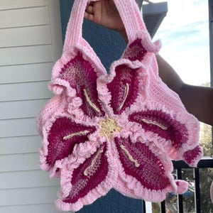 Bolso de hombro o cartera con flor de lirio rosa tejida a mano y forro cosido (hecho a pedido)