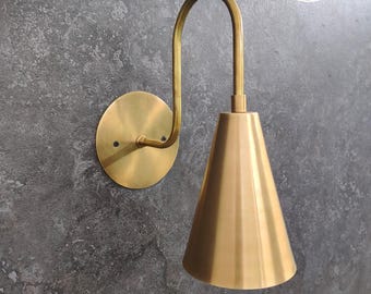 Handgjord vägglampa i rå mässing: Sänglampa i modern stil från mitten av århundradet