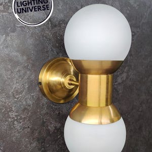 Applique da parete a doppio globo in ottone: moderna lampada da toeletta