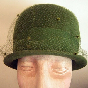 Vintage GROENE hoed cloche jaren 60 MOD vilten derby - gestippelde net overlay helm cloche chique Tea Party of Kentucky Derby - DAYNE Original
