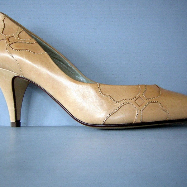 Vintage 80s Tan Bandolino Heels Leather Applique JigSaw Cutouts US womens 6 1/2M Euro 37