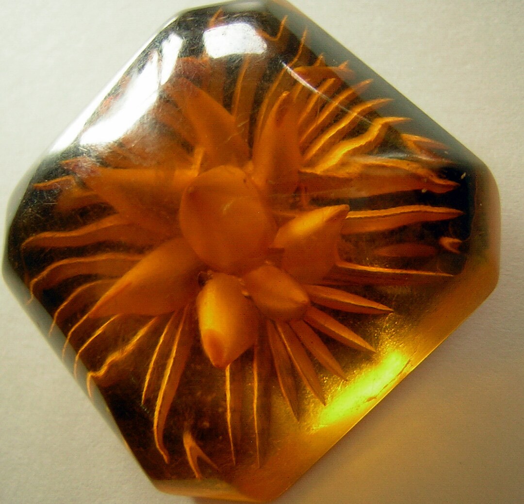 Ancienne broche fantaisie en Bakélite avec médaillon religieux au centre - Montres & Bijoux