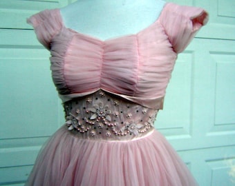Vestido de fiesta vintage de gasa rosa: corpiño con incrustaciones de gemas, paneles con vuelo (XS)