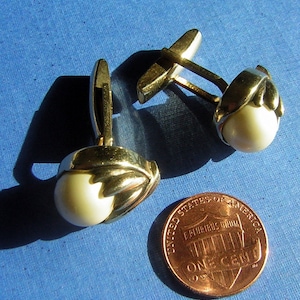 Vintage Cufflinks Faux Pearl in Antique Goldtone Organic Setting Unsigned UNISEX Appeal