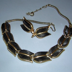 Signed Trifari Necklace & Earrings Set demi Parure Black Thermoset Chevron Tulips Vintage 60s