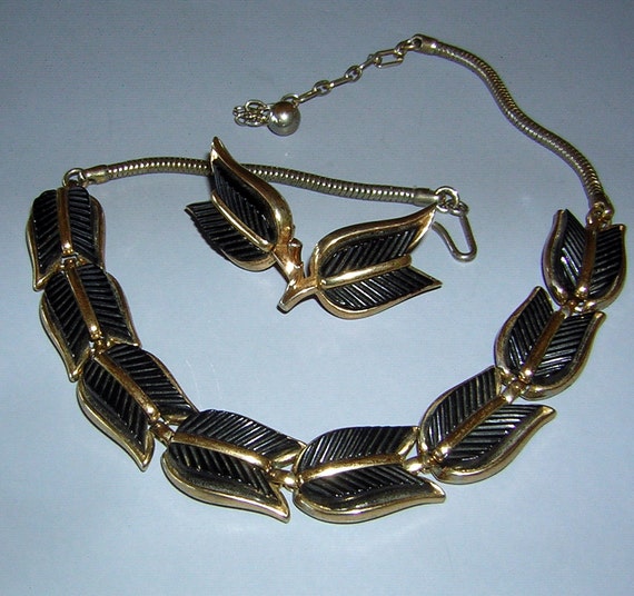 Signed Trifari Necklace & Earrings Set demi Parur… - image 1