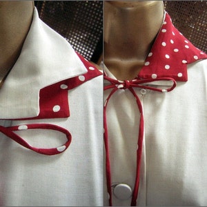Pode incluir: Uma camisa branca com uma borda vermelha e branca de bolinhas ao redor do colarinho e uma gravata borboleta vermelha e branca de bolinhas.