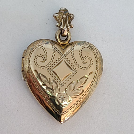 Vintage 14KT Gold Locket Heart Shaped Photo Pendan
