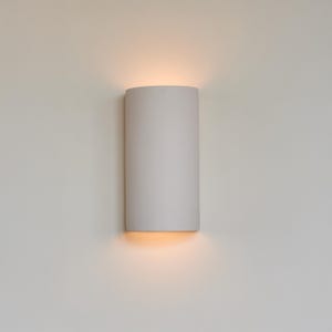 Handgefertigte Keramik-Wandleuchte mit Struktur – Minimalistische Leuchte für elegante Wohnkultur