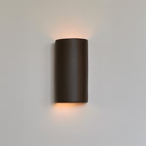 Elegante minimalistische bruine keramische wandkandelaar - Handgemaakte up-down verlichtingsarmatuur - Artisan Design
