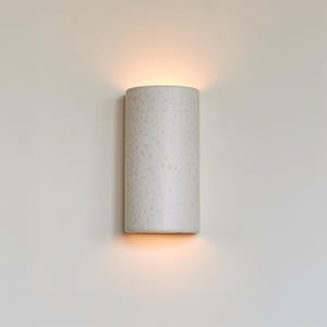 Elegante handgefertigte minimalistische Wandleuchte aus weißer Keramik – Japandi Up & Down Leuchte