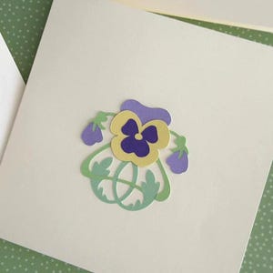 Tarjeta del Día de la Madre hecha a mano - Diseño Art Nouveau con pensamientos florales - Tarjeta elegante con sobre - Regalo único para el Día de la Madre - Saludo floral