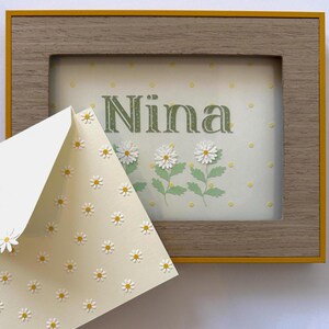 Set regalo per neonati - delicata cartolina con margherite e decorazione murale personalizzata per la cameretta dei bambini - beige, giallo e verde Neutro per neonati maschi o femmine