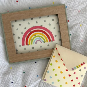 Set regalo per neonati fatto a mano in esclusiva: biglietto con stelle colorate e decorazione murale arcobaleno per la cameretta dei bambini - Neutro per neonati maschi e femmine