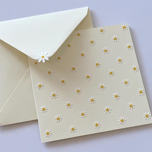 Tarjeta de regalo para recién nacidos: delicada tarjeta de margaritas en tonos beige, amarillo y verde. Neutra, ideal para bebés varones o niñas.