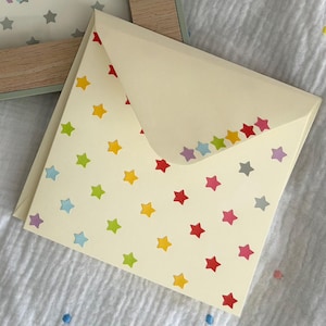 Tarjeta de regalo para recién nacidos hecha a mano exclusivamente - Tarjeta de estrellas de estado de ánimo alegre y colorido - Colores del arcoíris - Neutro, ideal para bebés niños o niñas