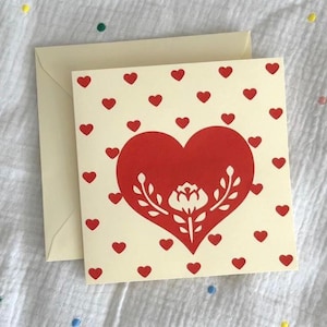 Neugeborenen Geschenk Karte ausschließlich handgemacht - Karte voller Liebe Herzen - neutral weiß und rot - Neutral, ideal für Baby Jungen oder Mädchen