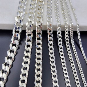 以下が含まれることがあります： 幅の異なる6本のシルバー製のカーブチェーンのセット。チェーンは、一番幅の広いチェーンが上、一番幅の狭いチェーンが下に並んでいます。