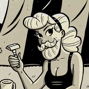 Puede incluir: Una persona con cabello rubio y barba está sentada en una bañera de madera con los pies en el agua. Está sosteniendo una navaja de afeitar y una taza. La persona lleva un traje de baño de rayas blancas y negras. La bañera está sobre un taburete de madera. Hay una tienda de campaña en el fondo.