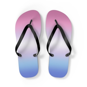 Puede incluir: Un par de chanclas negras con un diseño degradado de rosa a azul.